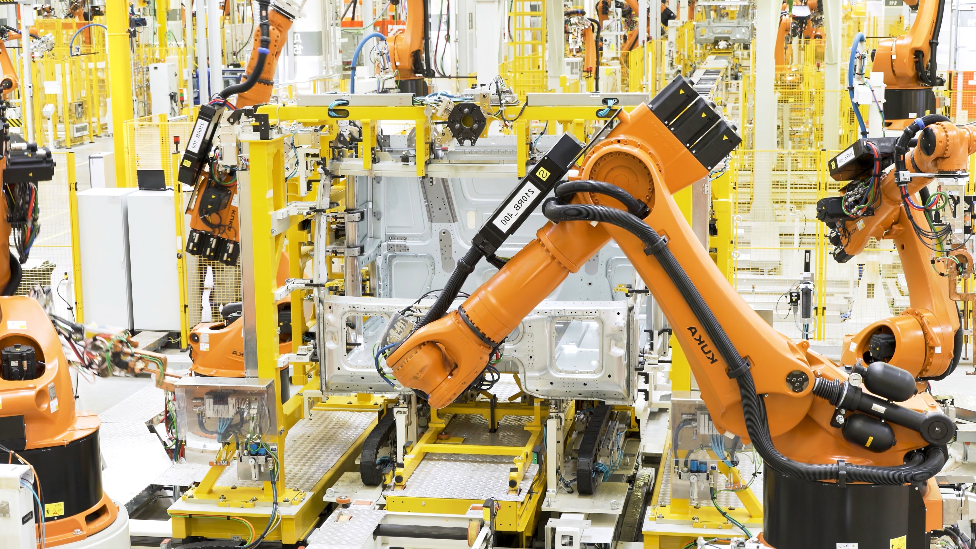 Línea de montaje robotizada con robots industriales en una planta de automoción