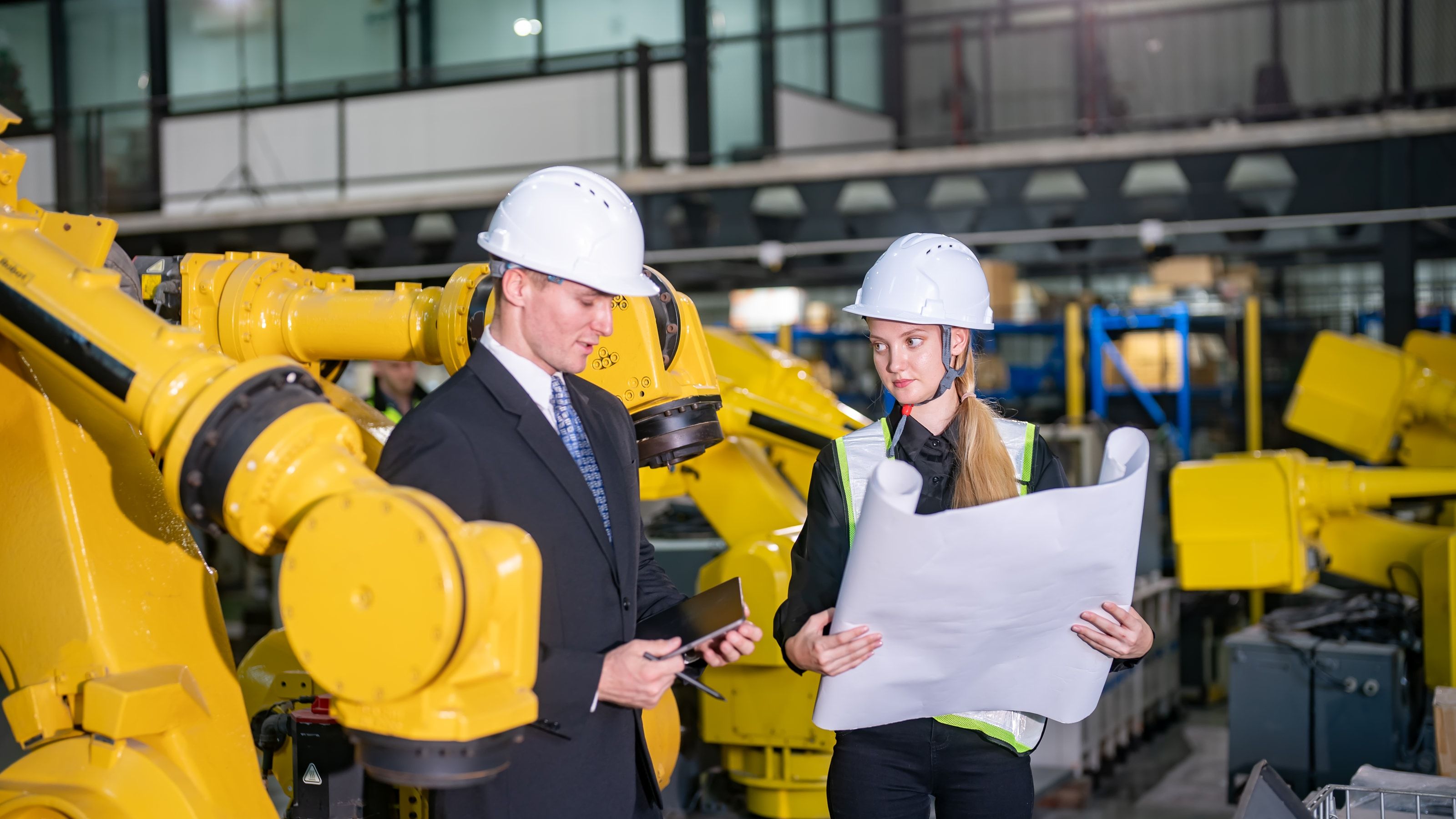 Ingenieros revisando los planos de un proyecto de automatización industrial