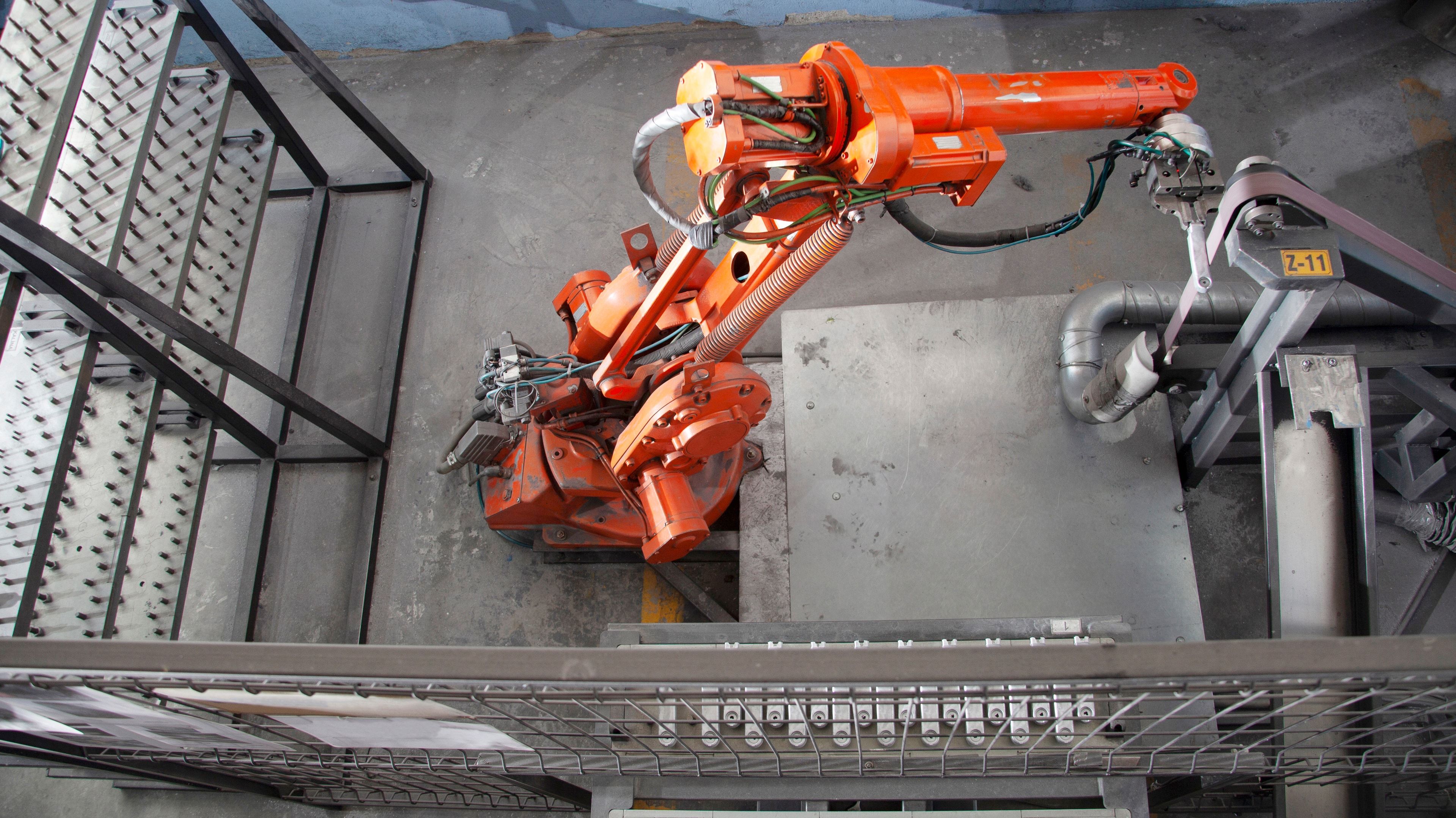 Robot industrial articulado operando en una planta de fabricación