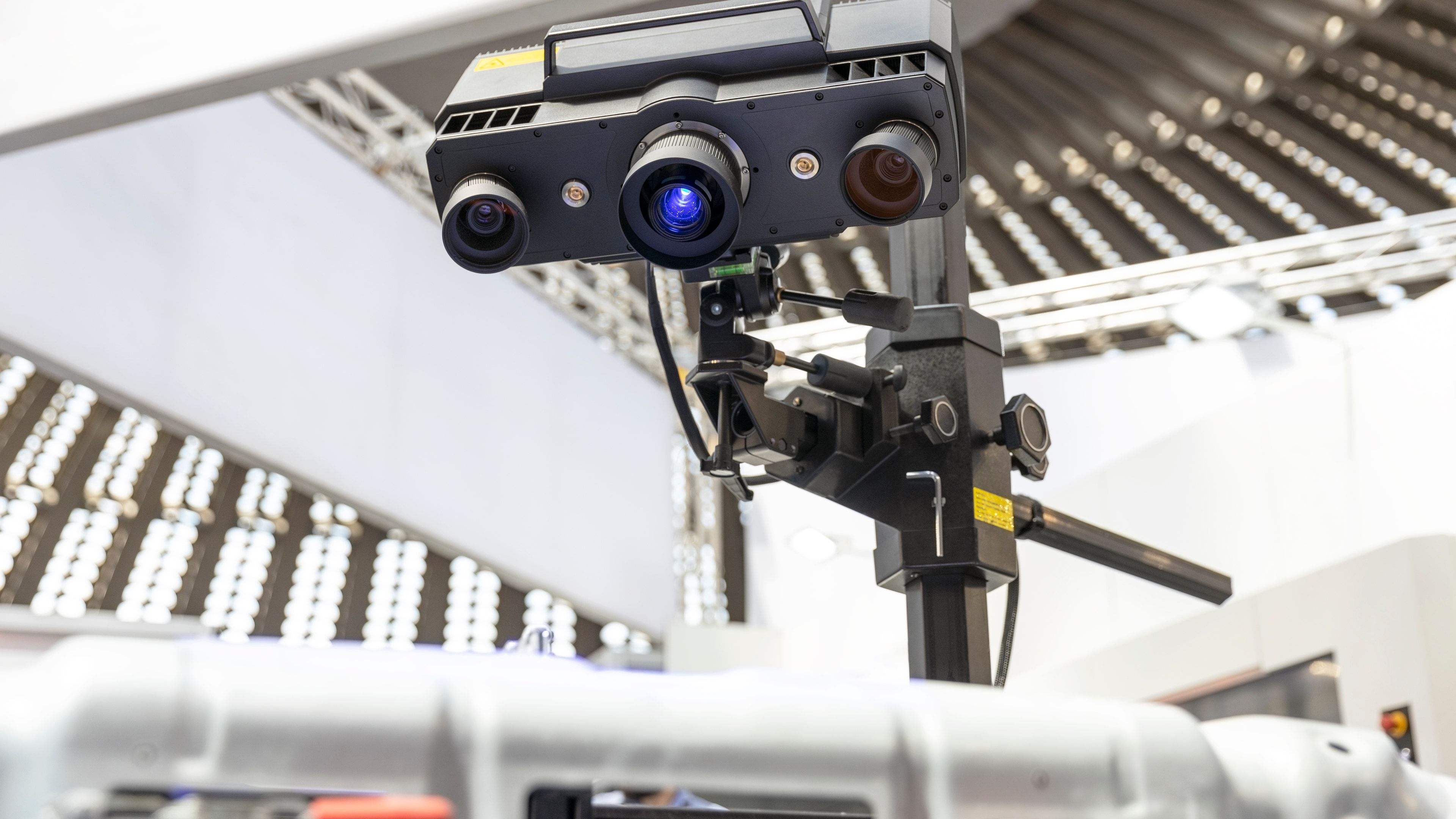 Escáner de visión artificial industrial inspeccionando una pieza en una línea de producción